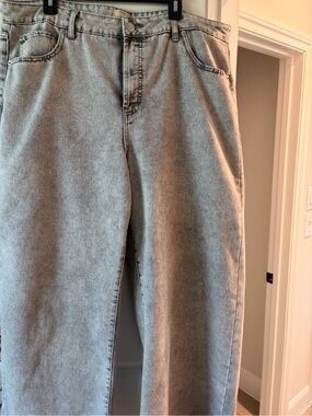 Women's Plus High-Waist Gray Washed Jeans